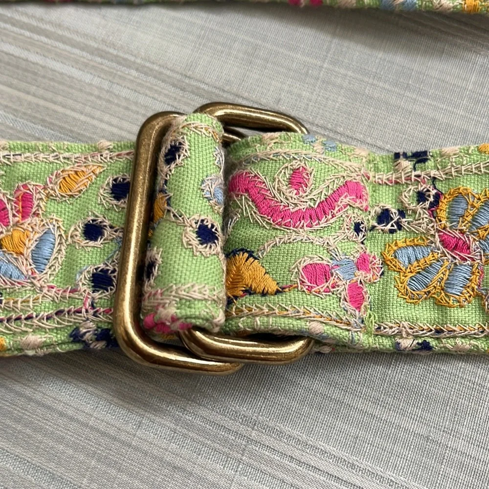 Beautiful embroidered fabric belt with brass ring buckle - size small